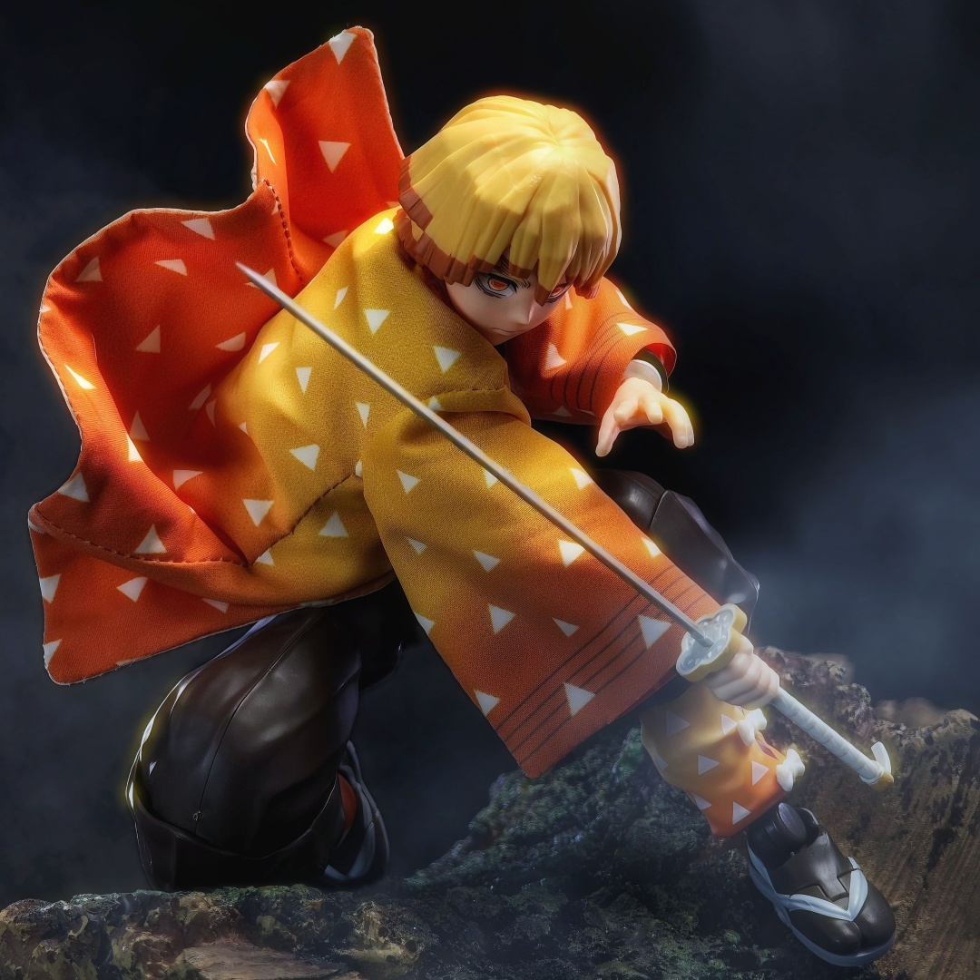 Demon Slayer Haori - เสื้อคลุมกิโมโนและขนนกทอมือของอากัตสึมะ เซ็นอิตสึ จากอนิเมะดาบพิฆาตอสูร SHF พร้อมโครงเหล็กในตัว เหมาะสำหรับของเล่นขนาด